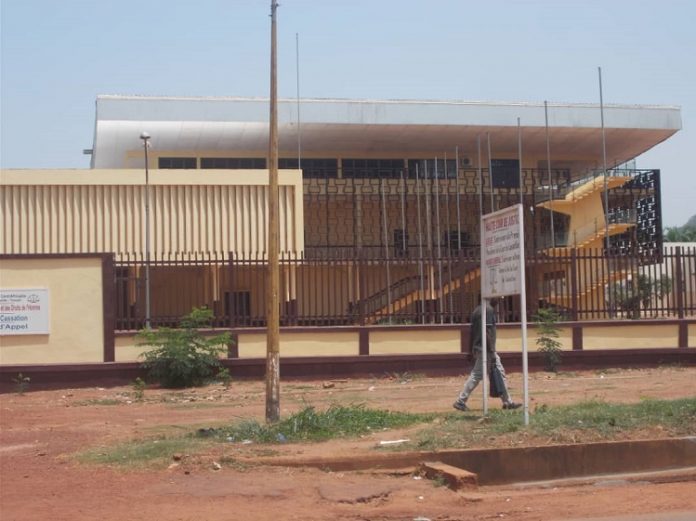 Cour d'appel de Bangui. CopyrightCNC cour-de-cassassion-et-cour-dappel-de-bangui-corbeaunews-centrafrique-micka DERNIÈRE MINUTE : L'activiste politique Fari Taheruka Shabazz déféré devant le parquet de Bangui.