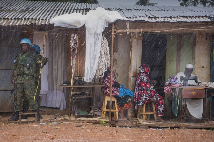 des casques-bleus de la Minusca dans le quartier de PK5 de Bangui la capitale de la République centrafricaine des-casques-bleus-de-la-Minusca-dans-le-quartier-de-PK5-de-Bangui-la-capitale-de-la-République-centrafricaine RCA : la MINUSCA et l’OMS appuient le gouvernement face à la menace du Covid-19.