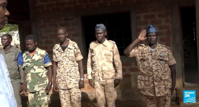 Les combattants rebelles du FPRC à Ndélé le 11 aout 2017. Photo CNC. CopyrightCNC. des-rebelles-du-fprc-saluent-leur-chef-militairement Flash info : combats de Ndélé, le préfet en fuite, sa résidence occupée par les rebelles.