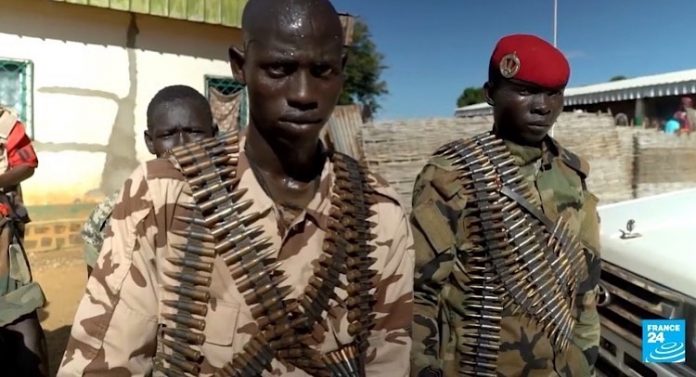 Des combattants rebelles du FPRC à Ndélé le 5 aout 2017. Photo CNC / CopyrightCNC deux-combattants-rebelle-du-fprc-dans-la-ville-de-ndélé-le-5-aout-2017-par-cnc RCA : la Minusca annonce le « meurtred’un de ses employés «  à Ndélé par les groupes armés.