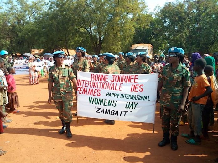 La marche des femmes de Bria soutenues par celles du contingent zambien de la Minusca le 8 mars 2019. Photo CNC / Moïse Banafio femmes-militaires-contingent-zambien-minusca-marche-journee-internationale-des-femmes-bria-marche-populaire-des-femmes