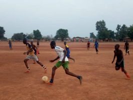 Les enfants jouent au football sur un terrain à Bria, dans la préfecture de Haute-Kotto, au centre-nord de la République centrafricaine. Photo CNC / Moïse Banafio