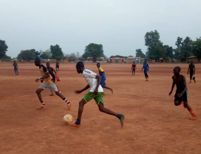 Les enfants jouent au football sur un terrain à Bria, dans la préfecture de Haute-Kotto, au centre-nord de la République centrafricaine. Photo CNC / Moïse Banafio les-enfants-jouent-au-football-sur-un-terrain-de-foot-a-bria-corbeaunews-centrafrique-le7mars2019 Centrafrique : quand tu ne sais pas où tu vas, regarde d’où tu viens !