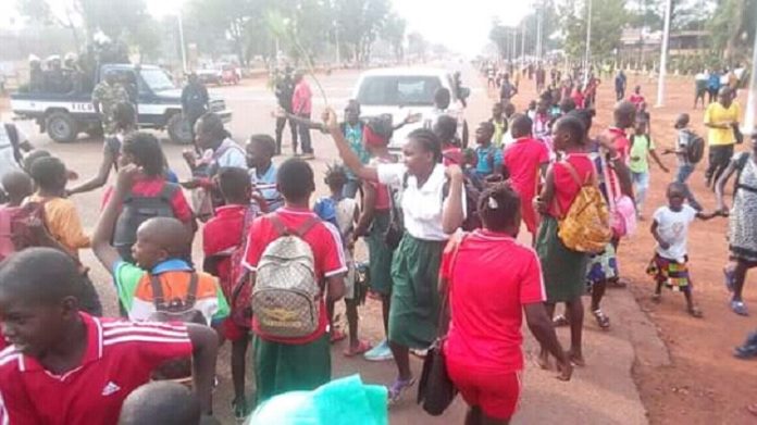 Manifestations des élèves des lycées de Bangui sur l'avenue des martyrs à Bangui le 2 mars 2020. Photo CNC / Anselme Mbata. manifestations-des-élèves-devant-laenes-à-bangui-le-2-mars-2020-par-corbeaunews RCA: violente manifestation dans les lycées à Bangui en appui aux professeur vacataires.