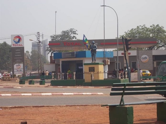 Rondpoint du quatrième arrondissement de Bangui. Photo CNC / Mickael Kossi. rondpoint-du-quatrième-arrondissement-avec-la-statue-du-soldat URGENT : terrible accident de circulation du cortège du Premier ministre Firmin Ngrebada.