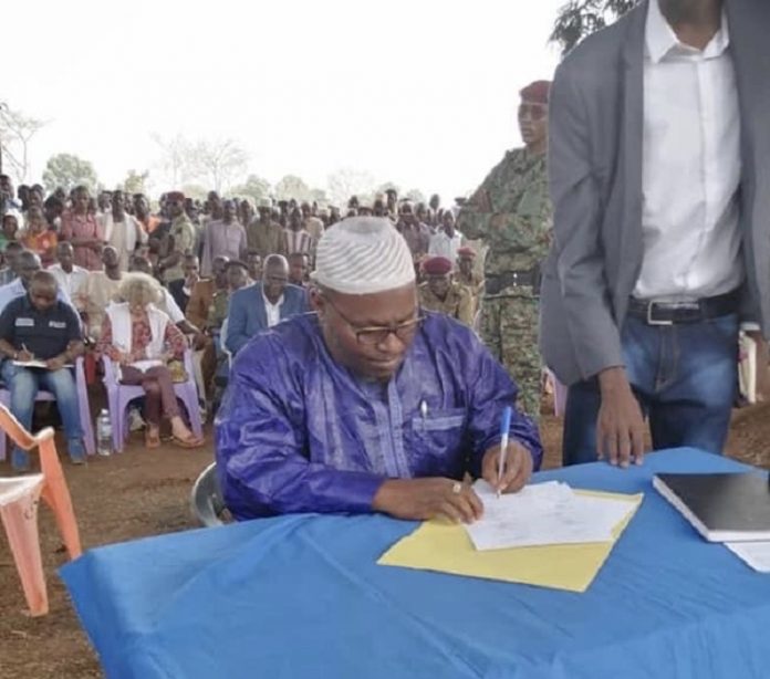 Les représentants des groupes armés issus de l'ex-coalition Seleka, autour de table des négociations menées par le chef rebelle Ali Darassa, à Bria, le 18 mars 2020. Photo CNC / Moïse Banafio. table-de-négociations-entre-les-groupes-armés-issus-de-lex-coalition-seleka-à-bria-le-18-mars-2020-par-cnc RCA : les pourparlers entre les groupes armés se poursuivent à Bria sous la supervision de Darassa.