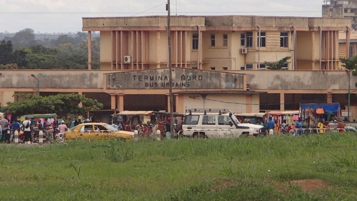 Terminus nord des bus au centre-ville de Bangui, en République centrafricaine. Photo CNC terminal-nord-bus-centre-ville-de-Bangui RCA : la mairie de Bangui procède au déguerpissement des commerçants qui occupent les abords de l’avenue de l’indépendance à hauteur du centre artisanal  