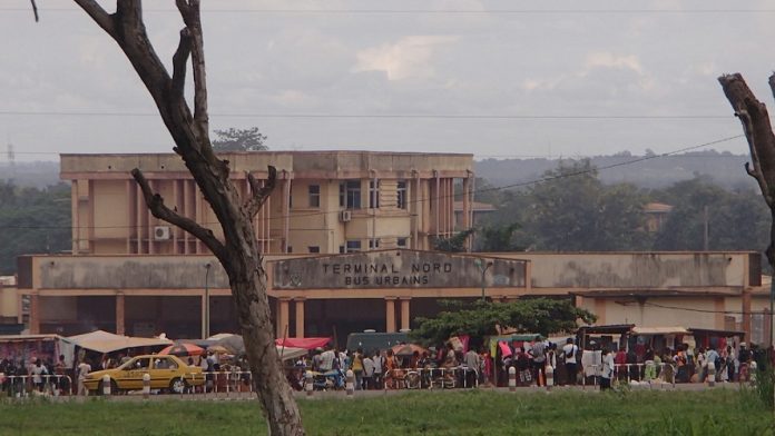 Terminus-nord des bus à Bangui, Photo CNC / Fortuné Bobérang. terminus-bus-nord- RCA :  pique de colère des usagers au ministère des Transports suite à l’augmentation du tarif de carte grise.