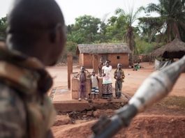 Des civils applaudissent un soldat FACA à Obo en Republique Centrafricaine