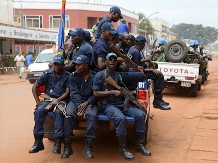 Une équipe de patrouille de la LGM (légion de la gendarmerie mobile )à Bangui. Photo du CNC / Mickael Kossi Les-gendarmes-en-patrouille-dans-une-rue-de-Bangui- RCA : rififi au sein de la gendarmerie, un officier a été arrêté et incarcéré à Kolongo.