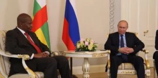 Le Président centrafricain Faustin Archange Touadera et son homologue russe Poutine, lors d'une audience à Moscou. Photo de la Présidence de la République centrafricaine.