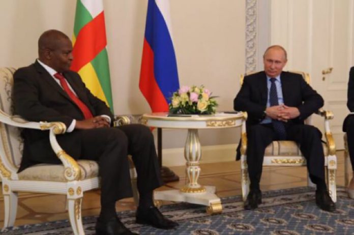 Le Président centrafricain Faustin Archange Touadera et son homologue russe Poutine, lors d'une audience à Moscou. Photo de la Présidence de la République centrafricaine. Touadera-Poutine- Coronavirus : quel est le secret de la fédération de Russie ?