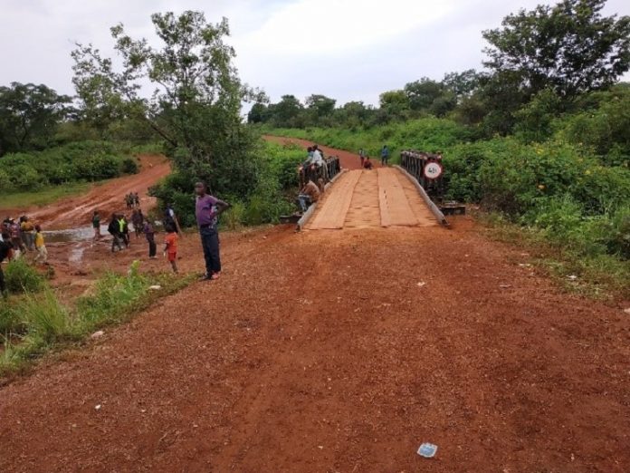 Pont construit par l'expertise France dans le Mbomou, au sud-est de la République centrafricaine. Photo Ambassade de France. construction-en-cours-de-ponts-métalique-dans-la-préfecture-de-Mbomou-par-lexpertise-France-de-fonds-bekou La France et l’Union européenne agissent pour relier les régions de la Centrafrique : Expertise France lance grâce au Fonds Bêkou une nouvelle mission pour l’installation de 5 ponts dans le sud-est de la Centrafrique