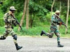 deux soldats FCA à Bérongo lors de leur parade de fin de formation