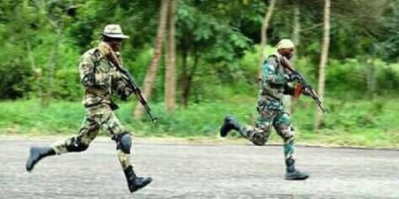 deux soldats FCA à Bérongo lors de leur parade de fin de formation