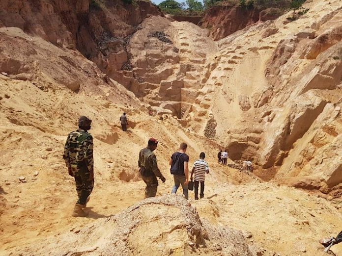 Exploitation minière de la société russe Lobaye Invest à Ndassima, aux environs de Bakala, dans la préfecture de la Ouaka, au centre de la République centrafricaine. CopyrightCNC exploitation-minière-russe-à-Ndassima RCA : les en dessous de l’affaire opposant Ali Darassa et Hassan Bouba. Enquête spéciale du CNC.