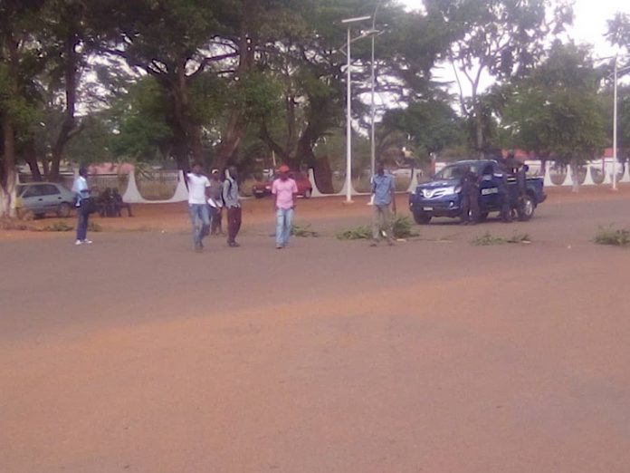 Grève des Étudiants de l'Université de Bangui reclamant le paiement des arriérés de leur bourse d'études, le 3 avril 2020. Photo CNC / Cyrille Jefferson Yapendé. grève-des-étudiants-de-luniversité-de-Bangui-reclamant-le-paiement-de-leur-bourse-le-3-avril-2020-par-cyrille-yapendé Centrafrique : Les Étudiants en grève pour réclamer le paiement de leur bourse.