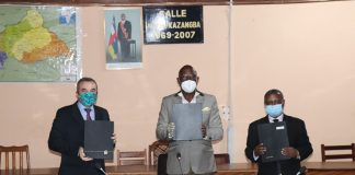Signature, le 27 avril 2020, à Bangui, entre l'ambassadeur de France à Bangui, le ministre de la santé et le ministre de plan et de coopération, de lettre d'entente du lancement de caravane de santé. Photo CNC