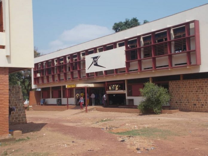 Faculté de droit et des sciences juridiques de l'Université de Bangui. Photo CNC / Mickael Kossi. université-de-Bangui-fdse-micka RCA : scandale de corruption et tripatouillage des notes à l’Université de Bangui.