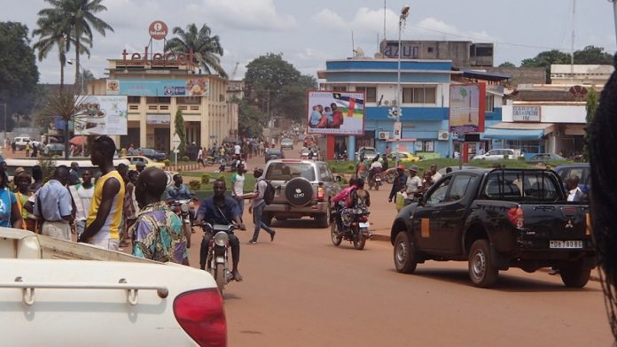 Vue du centre-ville de Bangui vers l'avenue David Dacko. Photo CNC / Mickael Kossi vue-centre-ville-direction-ambassade-états-unis RCA : accident spectaculaire et inédit d’un taxi-moto sur l’avenue David Dacko à Bangui.