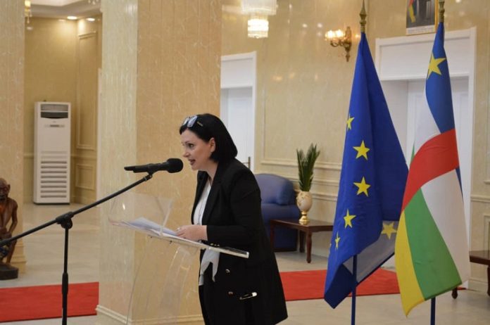 La Cheffe de la délégation de l'UE en Centrafrique, Samuela Isopi. Photo Jefferson Cyrille YAPENDE. La-Cheffe-de-la-délégation-de-lUE-en-Centrafrique-Samuela-Isopi.-Photo-Jefferson-Cyrille-YAPENDE. L'Union européenne toujours engagée auprès de la République centrafricaine