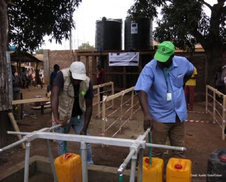 Les robinets s'ouvrent au point de distribution d'eau prA_s de la gendarmerie Batalimon 1, Bimbo.[1686]