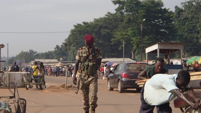 La barrière du PK12 à la sortie nord de Bangui. Photo CNC / Fortuné Bobérang. PK12-barrière-1-1 RCA : tentative de braquage d’une moto taxi à Bangui, un sous-officier de la gendarmerie en garde à vue.