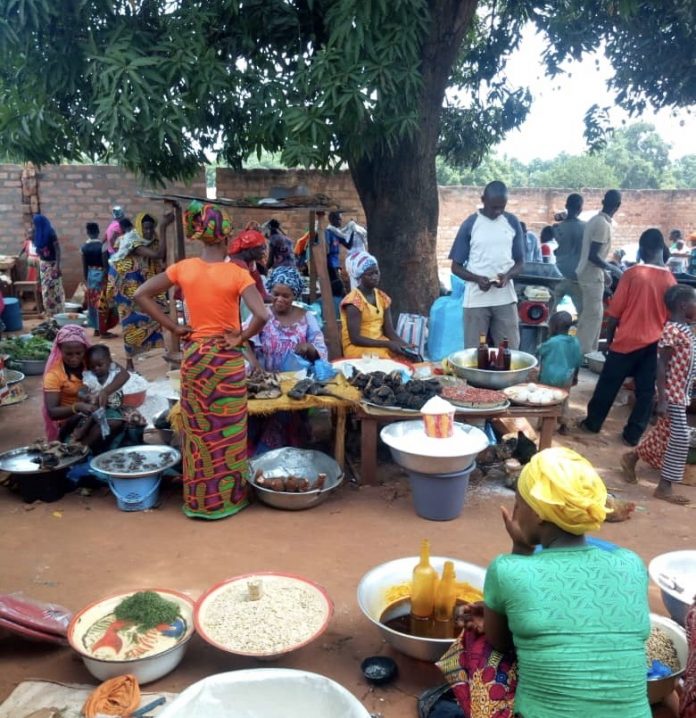 À l'intérieur du marché de Bria, dans la préfecture de la Haute-Kotto a-interieur-du-marche-de-bria-corbeaunews-centrafrique RCA : un mort et un blessé grave dans une agression au couteau à Bria.