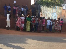 Une foule des femmes protègent l'accouchement ce vendredi 8 mai vers 16h30 au quartier Galabadja, dans le huitième arrondissement de Bangui. Photo CNC / Anselme Mbata