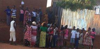 Une foule des femmes protègent l'accouchement ce vendredi 8 mai vers 16h30 au quartier Galabadja, dans le huitième arrondissement de Bangui. Photo CNC / Anselme Mbata