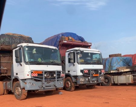 Des camions stationnées au parking de la douane du PK26 de Bangui, sur la rtoute de Bangui, le 11 avril 2020. Photo CNC / Anselme Mbata.