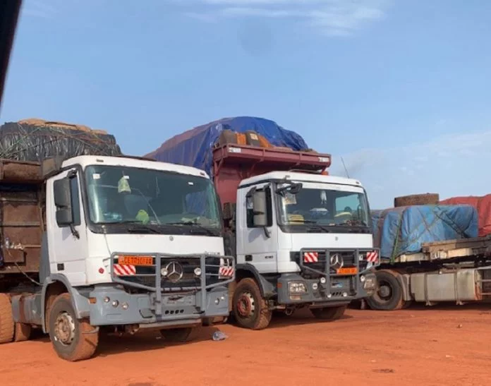 Des camions stationnées au parking de la douane du PK26 de Bangui, sur la rtoute de Bangui, le 11 avril 2020. Photo CNC / Anselme Mbata. des-camions-au-parking-de-la-douane-de-PK26-sur-la-route-de-Boali-le-11-avril-2020-par-alain-nzilo Centrafrique : grève des camionneurs au PK 26.