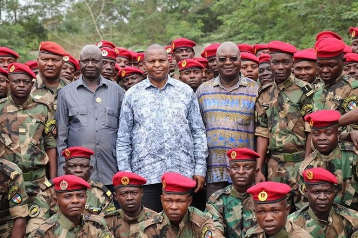 Des soldats FACA en présence du Président Touadera et de monsieur Sarandji des-faca-pour-article-des-amis-de-siloë-centrafrique NOUS SOMMES EN GUERRE POUR PRESERVER LA DEMOCRATIE ET LE BONHEUR DE NOTRE PEUPLE (Suite)