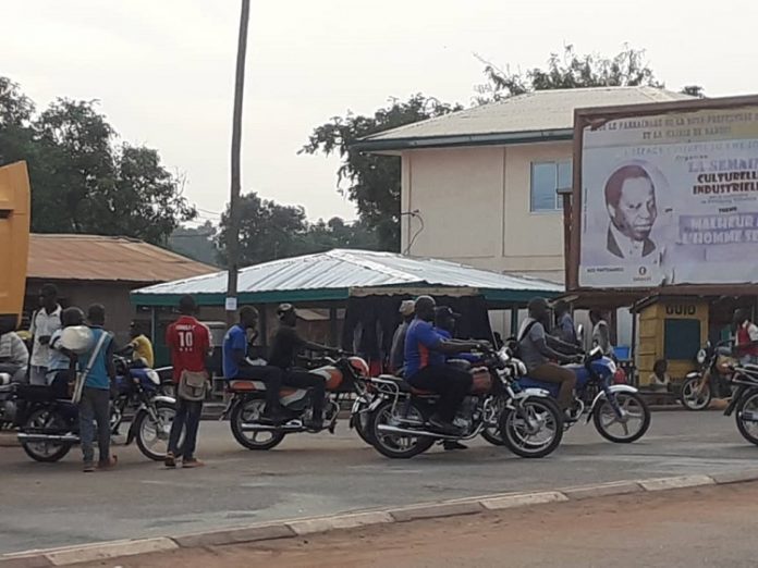 Des motos-taxis au croisement du lycée Gobongo, à Bangui, le 4 mai 2020. Photo CNC / Anselme Mbata. des-motos-taxis-au-croisement-du-lycée-Gobongo-rue-Mbaïkoua-le-4-mai-2020-par-anselme-mbata RCA : polémique autour de la chasse aux motos-taxis au centre-ville de Bangui.