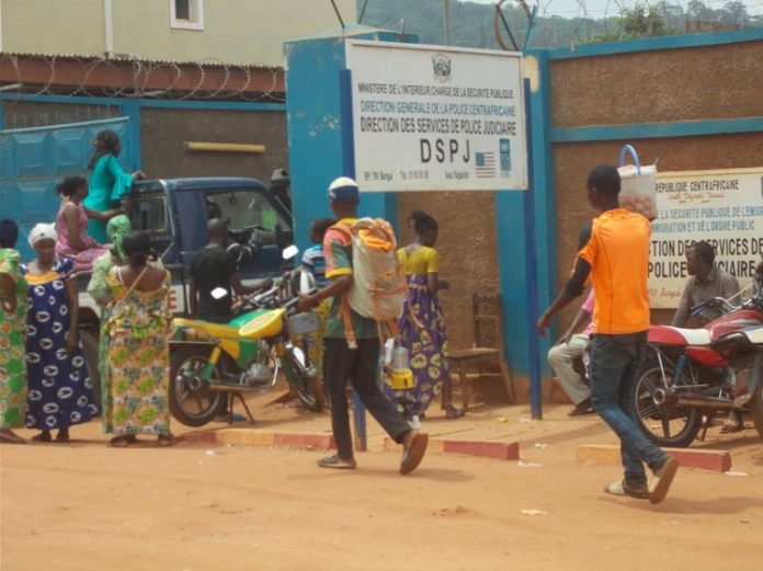 direction de police judiciaire dspj bangui centrafrique le 18 juillet 2019 par micka pour corbeaunews direction-de-police-judiciaire-dspj-bangui-centrafrique-le-18-juillet-2019-par-micka-pour-corbeaunews Centrafrique : un mort dans une altercation à Bangui.