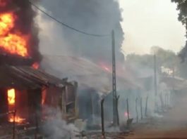 Incendie des bâtiments dans la ville de Ndélé lors des affrontements entre les groupes armés rivaux le 29 avril 2020. Photo CNC / Moïse Banafio