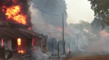 Incendie des bâtiments dans la ville de Ndélé lors des affrontements entre les groupes armés rivaux le 29 avril 2020. Photo CNC / Moïse Banafio