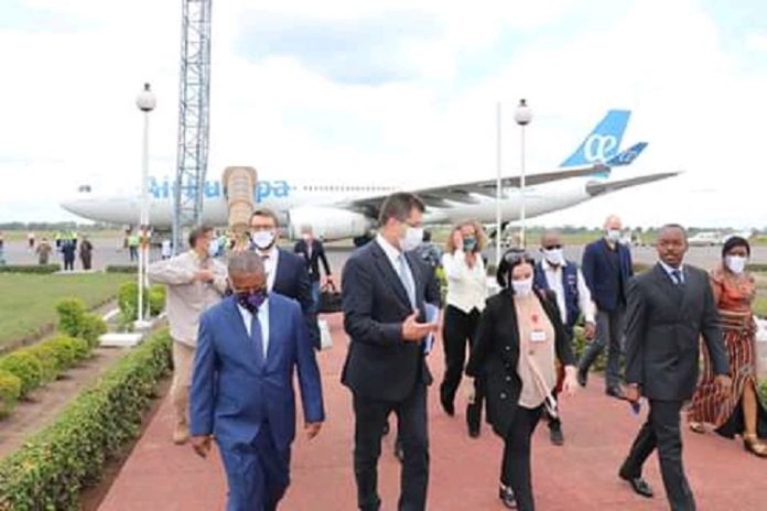 Accueil de la délégation de l'Union européenne par la chef de la délégation de l'UE en Centrafrique et le ministre centrafricain de la santé de la population. Photo CNC / Cyrille Jefferson Yapendé. réception-de-la-délégation-de-lunion-européenne-par-la-chef-de-délégation-de-lUE-en-centrafrique-et-la-ministre-de-la-santé-le-7-mai-2020 Centrafrique : Le premier pont aérien humanitaire de l’Europe atterri à Bangui pour faire face au COVID-19