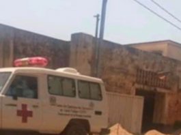 Sortie du véhicule de Croix-rouge de la prison de Ngaragba le 22 mai 2020. Photo CNC / Anselme Mbata
