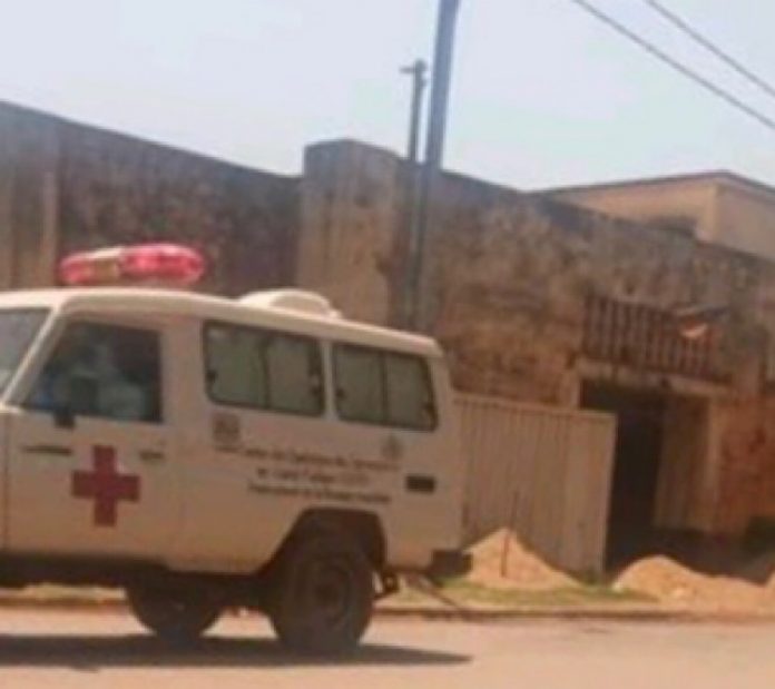 Sortie du véhicule de Croix-rouge de la prison de Ngaragba le 22 mai 2020. Photo CNC / Anselme Mbata sortie-ambullance-de-ngaragba-avec-la-mort-du-detenu-de-coronavirus-le-21-mai-2020 Coronavirus en prison : les deux détenus testés positifs à Ngaragba sont morts