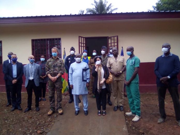 La photo de famille devant le nouveau bâtiment abritant le centre santé du camp Izamo. Copyright CNC Jefferson Cyrille Yapende La-photo-de-famille-devant-le-nouveau-bâtiment-abritant-le-centre-santé-du-camp-Izamo.-Copyright-CNC-Jefferson-Cyrille-Yapende Centrafrique : Les forces de Sécurité Intérieure dotées d’un nouveau bâtiment de l’infirmerie