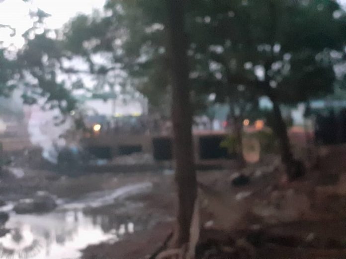 Le corps de la victime se trouvait à quelques mètres du pont de Ngoubagara sur l'avenue des martyr le 8 juin vers 17h30. Photo CNC - Anselme Mbata Le-corps-de-la-victime-se-trouvait-à-quelques-mètres-du-pont-de-Ngoubagara-sur-lavenue-des-martyr-le-8-juin-vers-17h30.-Photo-CNC-Anselme-Mbata RCA : un cadavre découvert sous un pont à Bangui.