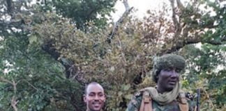 Le chef rebelle Ali Drassa, à droite sur la photo, et son ex-conseiller Hassan Bouba, à gauche, à Gbokologbo, dans la préfecture de la Ouaka. Photo CNC.