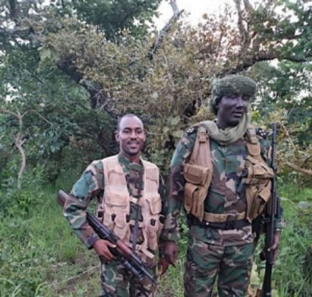 Le chef rebelle Ali Drassa, à droite sur la photo, et son ex-conseiller Hassan Bouba, à gauche, à Gbokologbo, dans la préfecture de la Ouaka. Photo CNC.