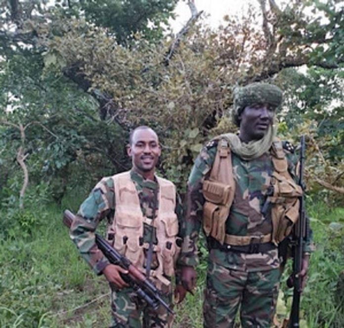 Le chef rebelle Ali Drassa, à droite sur la photo, et son ex-conseiller Hassan Bouba, à gauche, à Gbokologbo, dans la préfecture de la Ouaka. Photo CNC. ali-darassa-et-hassan-bouba-à-gbokologbo RCA : l’ex-ministre Hassan Bouba formellement interdit de quitter Gbokologbo.