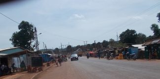 Environnement de l'accident survenu à Gobongo ce vendredi 5 juin sur l'avenue de l'indépendance à Bangui. Photo CNC / Anselme Mbata.