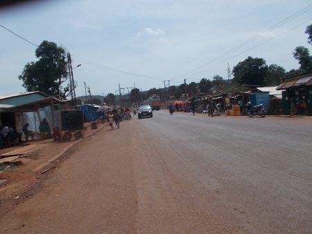 Environnement de l'accident survenu à Gobongo ce vendredi 5 juin sur l'avenue de l'indépendance à Bangui. Photo CNC / Anselme Mbata.
