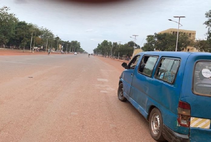 Avenue des martyrs à Bangui, le 11 mai 2020. Photo CNC / Anselme Mbata. avenue-des-martyrs-à-Bangui-le-11-mai-2020-par-anselme-mbata RCA : un jeune homme mortellement happé par un taxi à Bangui.