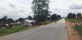 Barrière de contrôle des gendarmes à Gallo, non loin de Baboua, dans la préfecture de la Nana-Mambéré, au nord-ouest de la République centrafricaine.