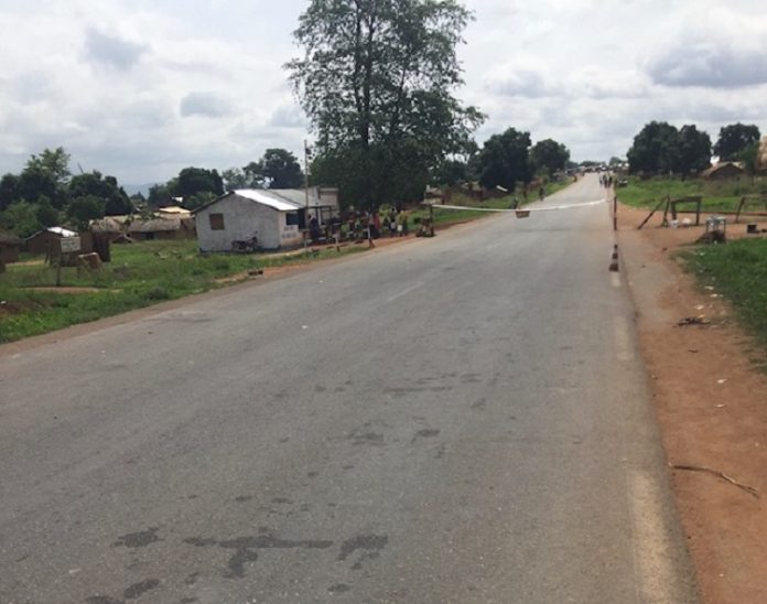 Barrière de contrôle des gendarmes à Gallo, non loin de Baboua, dans la préfecture de la Nana-Mambéré, au nord-ouest de la République centrafricaine. barrière-checkpoint-gendarmes-de-Gallo-dans-la-nan-mambéré-le-17-avril-2020-par-cnc Alerte info : 3 pick-up des humanitaires enlevés par les rebelles de 3R à Baboua.